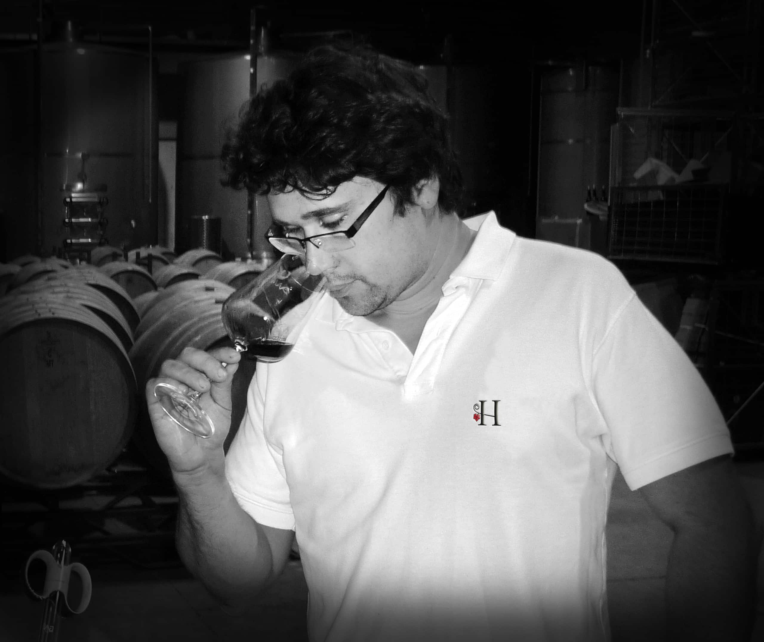 Carlos Hemar catando vino